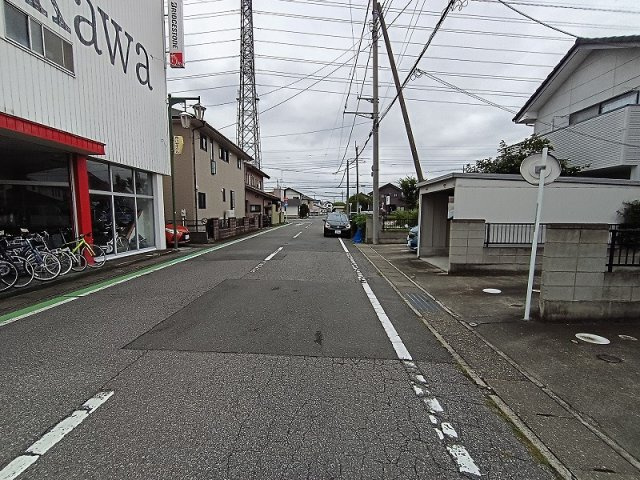 高崎市中居町2丁目リフォーム済中古住宅の前面道路含む現地写真