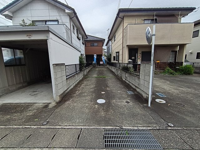 高崎市中居町2丁目リフォーム済中古住宅の前面道路含む現地写真