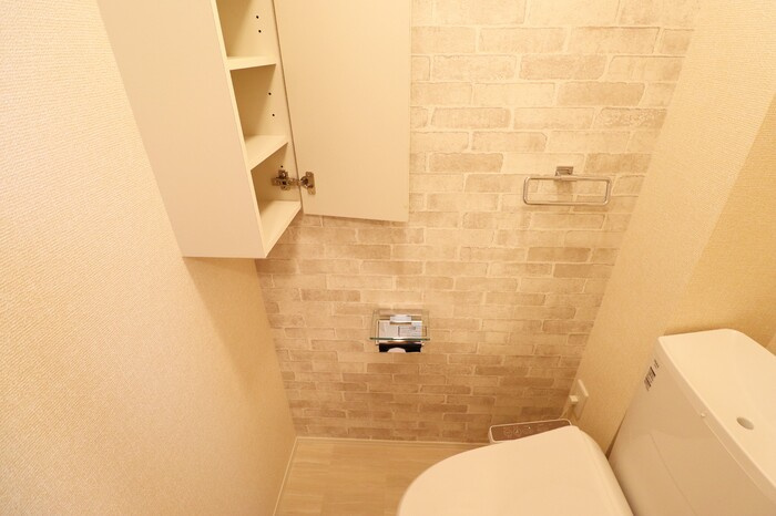 アイウェル湘南台のトイレ|トイレには収納棚があります