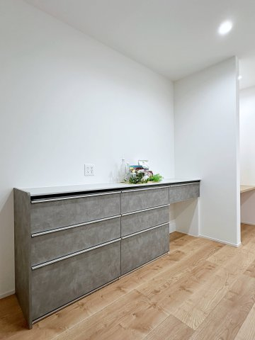 東区温品3丁目 No.Cの収納|カップボード☆
大型のカップボードは収納力もあり便利です。また、備え付けの為、耐震性が高く地震の際にも倒れてくる心配はありません♪