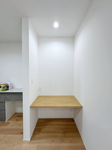 東区温品3丁目 No.Cの居間・リビング|リビングに設けられたスタディカウンター☆
キッチン横にあるためお料理などをしながらでもお子様の宿題の様子などを見守ることができます♪