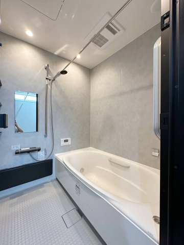 東区温品3丁目 No.Cの浴室|浴室乾燥機気の付き1坪タイプの浴室☆
さらにBluetoothスピーカー内蔵で音楽や動画を楽しみながら入浴することができます♪