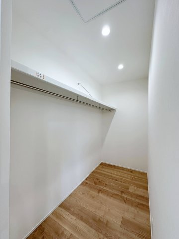 東区温品3丁目 No.Cの収納|全居室収納☆
7.5帖の主寝室はたくさん収納できるウォークインクローゼットです♪