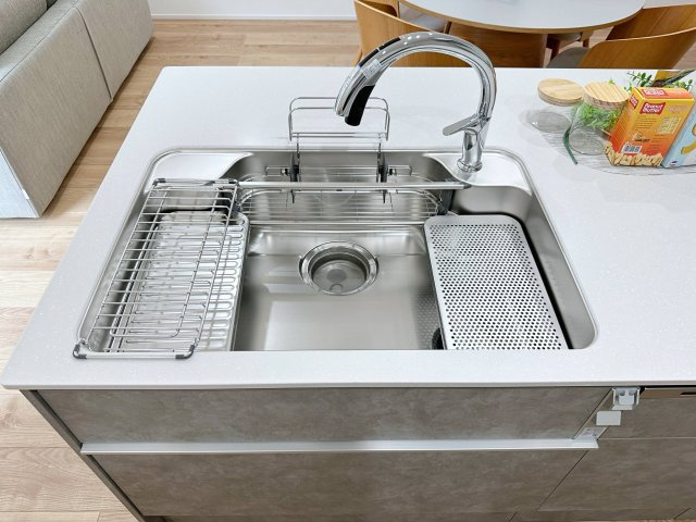東区温品3丁目 No.Cのキッチン|タッチレス水栓付のステンレスシンク☆
水切りプレートなどのオプション品も備え付けです♪
手をかざすだけで水の出止ができる自動水栓は非常に便利です！