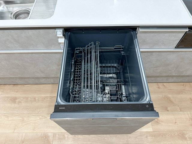 東区温品3丁目 No.Cのキッチン|4人から5人分の食器洗浄乾燥機☆
ナノイー対応で嫌な生乾き臭などもしっかり撃退してくれます♪
新三種の神器とも言われる非常に便利な食洗機です！