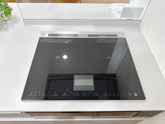 東区温品3丁目 No.Cのキッチン|IHクッキングヒーター☆
火が出ないので安全性も高いIH。タッチパネル式で3口全てIHのハイグレードタイプです♪
自動調理機能や換気扇との自動連動機能などもあります！