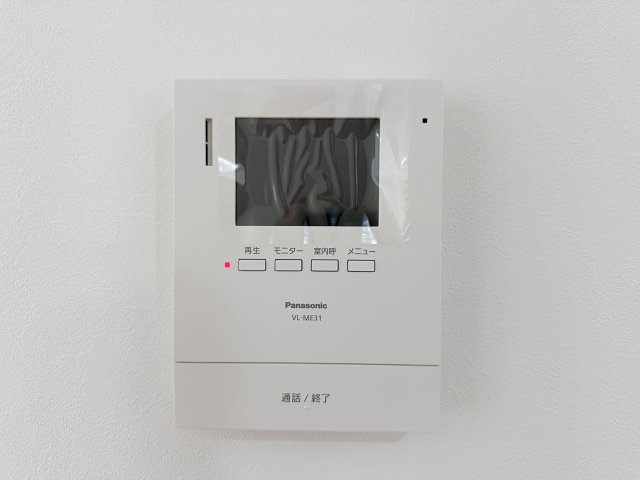 東区温品3丁目 No.Cの防犯設備|ドアホン☆
来客があったとき、室内からカメラやマイクを使って相手や用件を確認できます。相手を事前に確認することができ、訪問販売対策や防犯面でも役に立つアイテムです♪