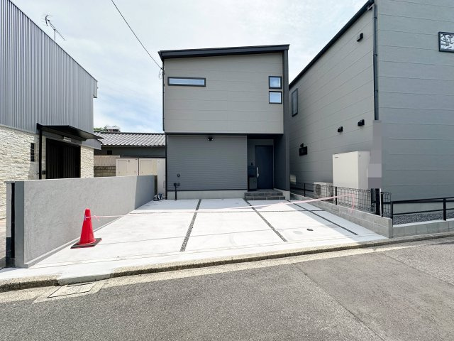 東区温品3丁目 No.Cの駐車場|カースペースは並列3台駐車可能☆
広々とした駐車スペースは来客時も安心です♪