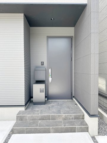 東区温品3丁目 No.Cの玄関|宅配BOX付き玄関ポーチ☆
屋根も付いており、雨が降っても濡れる心配はありません♪