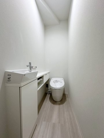 東区温品3丁目 No.Aのトイレ|1階のウォシュレットトイレ☆
自動開閉機能付きの高機能タンクレストイレです♪