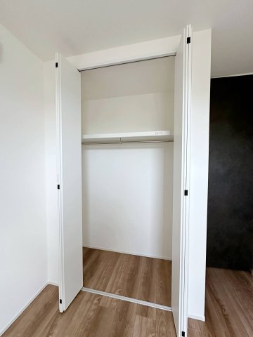 東区温品3丁目 No.Aの収納|全居室収納☆
4.8帖洋室のクローゼットです♪