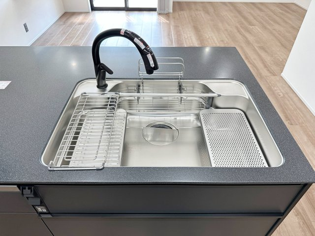 東区温品3丁目 No.Aのキッチン|タッチレス水栓付のステンレスシンク☆
水切りプレートなどのオプション品も備え付けです♪
手をかざすだけで水の出止ができる自動水栓は非常に便利です！