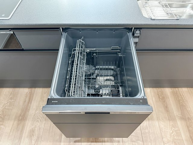 東区温品3丁目 No.Aのキッチン|4人から5人分の食器洗浄乾燥機☆
ナノイー対応で嫌な生乾き臭などもしっかり撃退してくれます♪
新三種の神器とも言われる非常に便利な食洗機です！