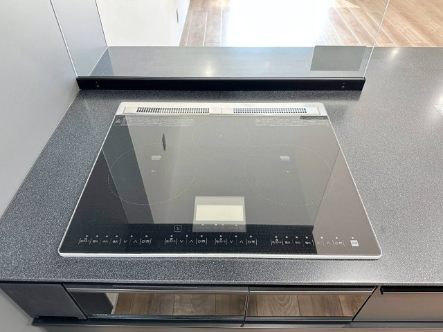 東区温品3丁目 No.Aのキッチン|IHクッキングヒーター☆
火が出ないので安全性も高いIH。タッチパネル式で3口全てIHのハイグレードタイプです♪
自動調理機能や換気扇との自動連動機能などもあります！