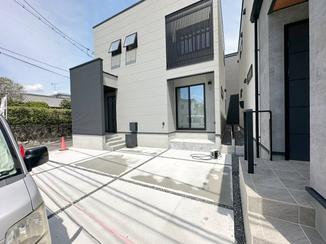 東区温品3丁目 No.Aの駐車場|カースペースは車種により3台駐車可能☆
広々とした駐車スペースは来客時も安心です♪