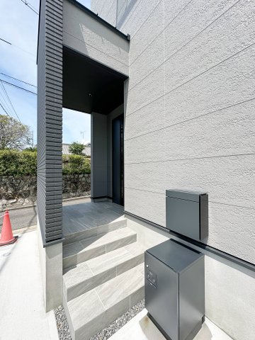 東区温品3丁目 No.Aの玄関|宅配BOX付き玄関ポーチ☆
屋根も付いており、雨が降っても濡れる心配はありません♪