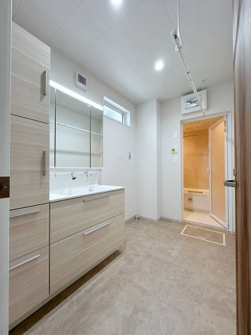 東区温品3丁目 No.Bの洗面所|シャワー付き洗面化粧台☆
サイド収納付きで使い勝手も良く、広々としたスペースで室内干しも可能になっています♪