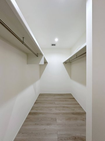 東区温品3丁目 No.Bの収納|全居室収納☆
8帖の主寝室はたくさん収納できるウォークインクローゼットです♪