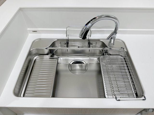 東区温品3丁目 No.Bのキッチン|タッチレス水栓付のステンレスシンク☆
水切りプレートなどのオプション品も備え付けです♪
手をかざすだけで水の出止ができる自動水栓は非常に便利です！