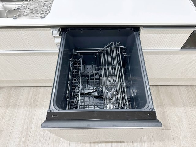 東区温品3丁目 No.Bのキッチン|4人から5人分の食器洗浄乾燥機☆
ナノイー対応で嫌な生乾き臭などもしっかり撃退してくれます♪
新三種の神器とも言われる非常に便利な食洗機です！