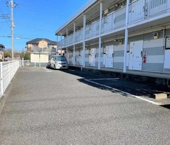 レオパレスエントピアホープの駐車場