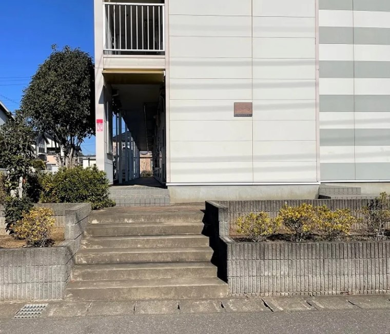 レオパレスエントピアホープのエントランス