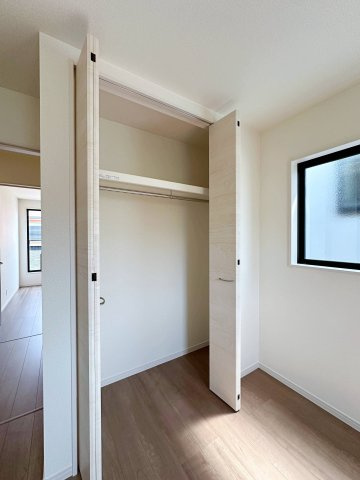●東区温品4丁目 No.1の収納|全居室収納☆
5.3帖洋室のクローゼットです♪