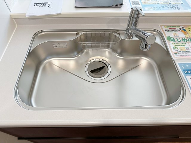 ●東区温品4丁目 No.1のキッチン|浄水機能付きステンレスシンク☆
ステンレスシンクは傷や汚れに強く、お手入れも簡単で使いやすいです♪
さらにワンタッチで浄水に切り替えができる為とても便利です！