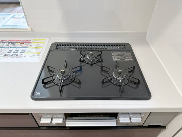 ●東区温品4丁目 No.1のキッチン|都市ガス仕様の3口ガスコンロ☆
高火力のバーナーが使用可能、調理器具を選ばないのがガスコンロ。停電時でも使用可能で安心です♪