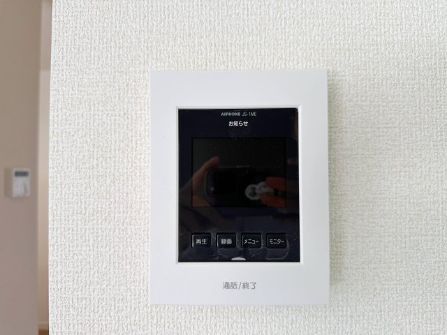 ●東区温品4丁目 No.1の防犯設備|ドアホン☆
来客があったとき、室内からカメラやマイクを使って相手や用件を確認できます。相手を事前に確認することができ、訪問販売対策や防犯面でも役に立つアイテムです♪