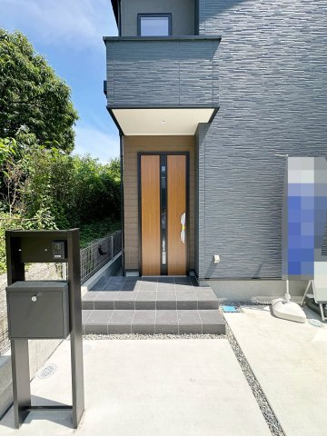 ●東区温品4丁目 No.1の玄関|ポスト門柱付きの玄関ポーチ☆
屋根も付いており、雨が降っても濡れる心配はありません♪