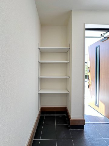 ●東区温品4丁目 No.1の収納|玄関の可動棚収納☆
土間続きのためベビーカーやゴルフバックなどを収納するのに便利です♪