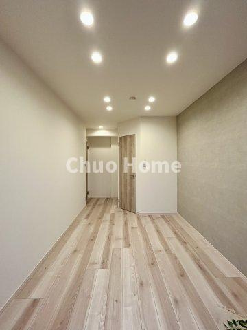 藤和シティホームズ清澄庭園の寝室|【寝室】心と体をゆったりと安らげる主寝室。寝室のゆとりが大きい分だけ、暮らしの安らぎは深まります。一日の疲れを癒すだけでなく、ご夫婦の親密な語らいを紡ぎ出します