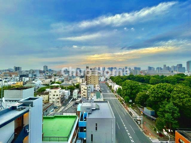 藤和シティホームズ清澄庭園の展望|手を伸ばせば、ふれることが出来そうな環境が、そのままインテリアになったような印象です。その豊かな眺望にふさわしい空間には、通風・採光にも優れ、心地よい光と風があふれています
