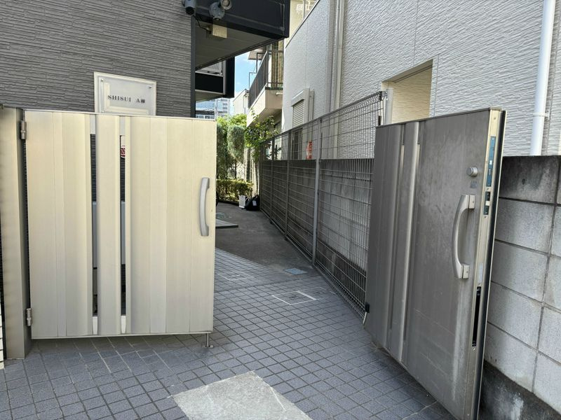 レオパレスSHISUI A棟のエントランス