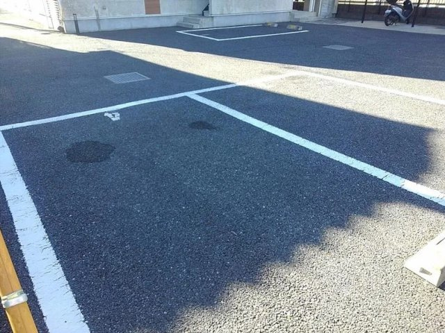 レオネクストマーメゾンの駐車場