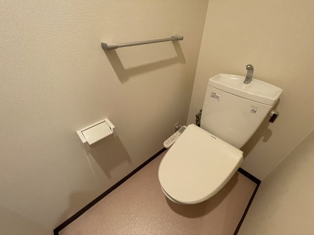 エバーライフリバーサイド飯塚弐番館のトイレ|ホワイトを基調とした清潔感のあるトイレです！