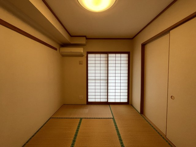 エバーライフリバーサイド飯塚弐番館の和室|和室約5.9帖。