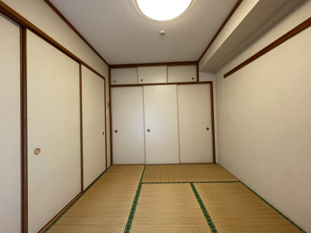 エバーライフリバーサイド飯塚弐番館の和室|押入収納。
