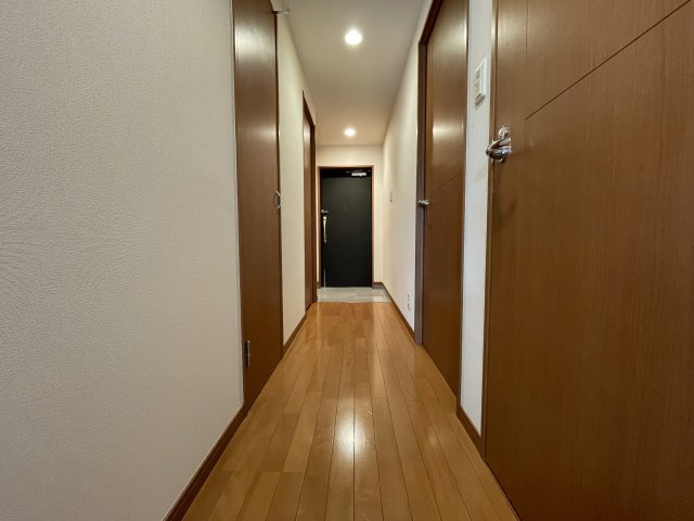エバーライフリバーサイド飯塚弐番館のその他|リビングから玄関へとつながる、すっきりとした廊下