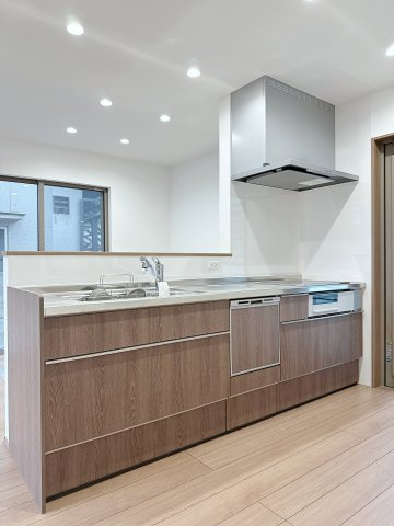東区上温品4丁目のキッチン|ステンレストップのシステムキッチン☆
ステンレストップはサビや水に強くお掃除もしやすいので毎日のお手入れが簡単です♪
熱や衝撃にも強いのでお料理後のフライパンなどもそのまま置くことができます！