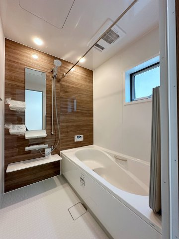 東区上温品4丁目の浴室|浴室乾燥機気の付き1坪タイプの浴室☆
ユニットバスは、気密性にも優れています。そのため、冬場でもお湯が冷めにくく、暖かい空間を維持することができます。