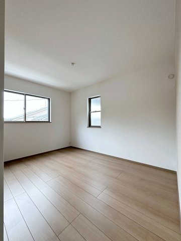 東区上温品4丁目の寝室|6帖の広々とした主寝室☆
2面採光の為とても明るいです♪