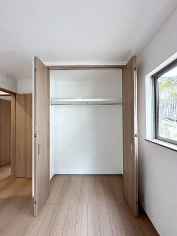 東区上温品4丁目の収納|全居室収納☆
5.2帖洋室のクローゼットです♪