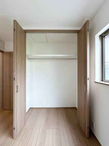 東区上温品4丁目の収納|全居室収納☆
4.5帖洋室のクローゼットです♪