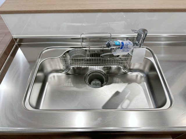 東区上温品4丁目のキッチン|浄水機能付きステンレスシンク☆
ステンレスシンクは傷や汚れに強く、お手入れも簡単で使いやすいです♪
さらにワンタッチで浄水に切り替えができる為とても便利です！