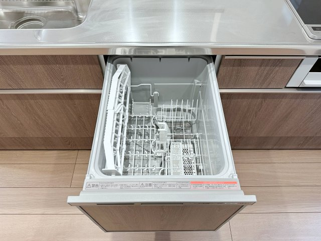 東区上温品4丁目のキッチン|4人から5人分の食器洗浄乾燥機☆
水道代の節約にもなり、家事の時短もできる優れ物です♪
スライド式で上から全体が見えるため食器の出し入れもスムーズです♪
