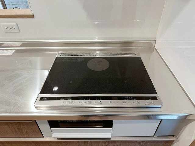 東区上温品4丁目のキッチン|IHクッキングヒーター☆
火が出ないために安全性も高いと考えられます。 さらに、安定した加熱管理制御が容易に行えるため、素材を均一に加熱する料理やスープなどの液体の加熱に適しています♪