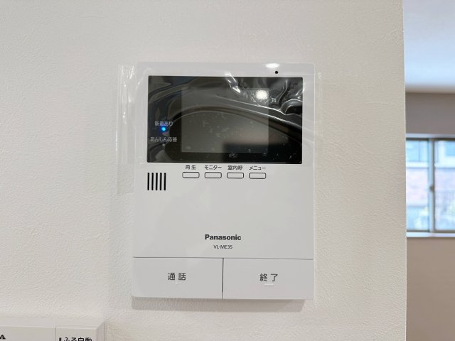 東区上温品4丁目の防犯設備|ドアホン☆
来客があったとき、室内からカメラやマイクを使って相手や用件を確認できます。相手を事前に確認することができ、訪問販売対策や防犯面でも役に立つアイテムです♪