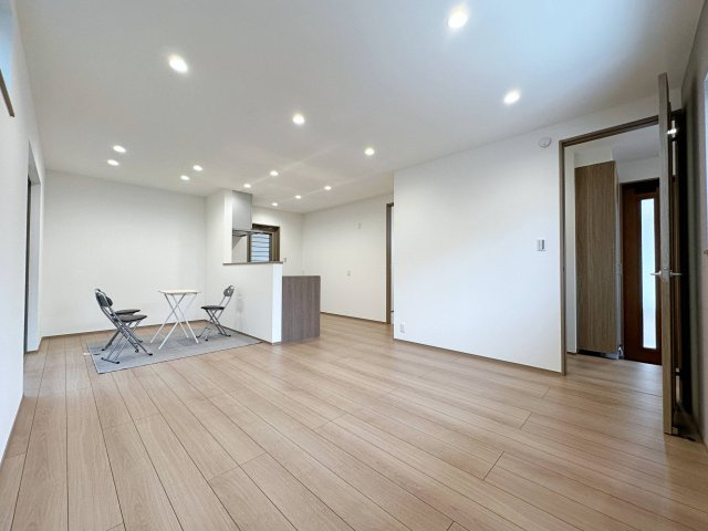 東区上温品4丁目の居間・リビング|16帖の広くて明るいリビング☆
東南側にそれぞれ掃き出し窓もあり、2面採光のため開放的でとても明るいです♪